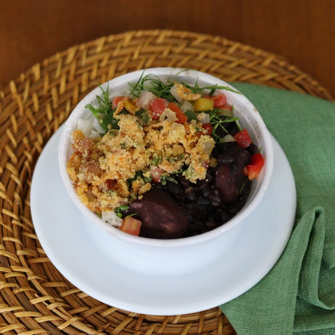 Marmita de feijoada com arroz, farofa e vinagrete
